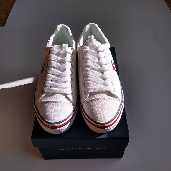 Ladies Tommy Hilfiger Fressian SZ 7 Whte Sneakers NWOT - Picture 1 of 3